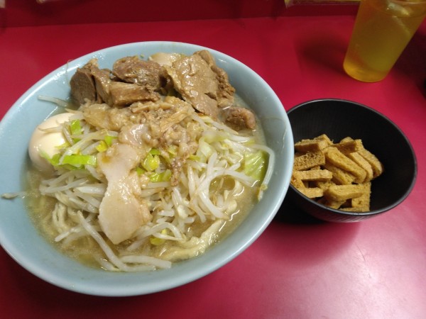 「小ラーメン、味玉、キツネ」@ラーメン二郎 新宿歌舞伎町店の写真