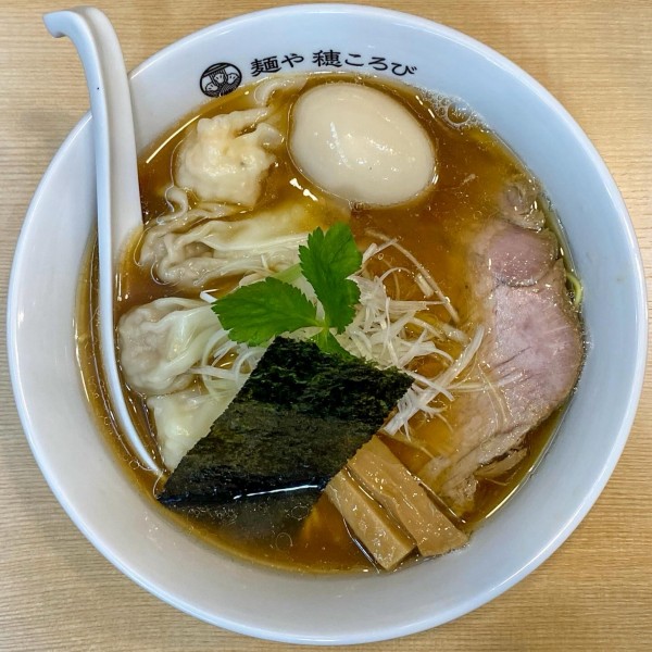 「ミックスワンタン中華そば（黒）¥1,180 味付け卵 ¥100」@麺や 穂ころびの写真