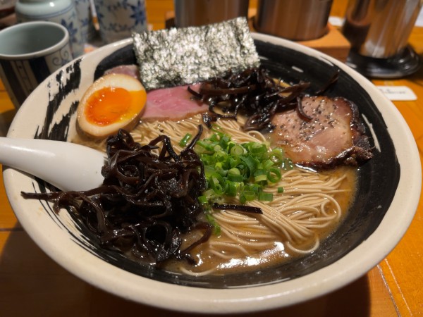 「白大盛+キクラゲトッピング」@博多長浜らーめん よかとの写真