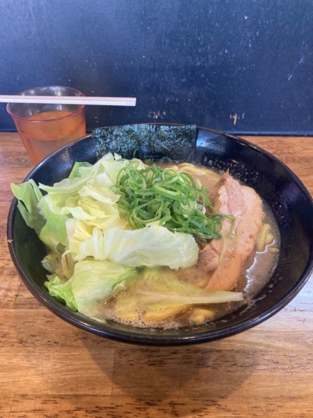 「豚骨醤油ラーメン 大盛り 950円」@麺屋えびすの写真