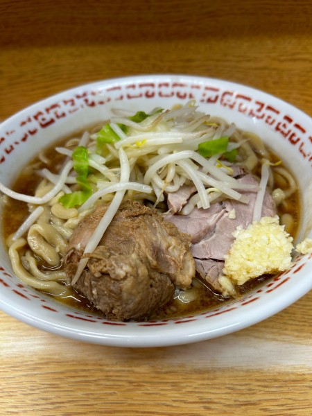 「小　野菜少なめ　ニンニク　生卵」@ラーメン二郎 環七新新代田店の写真