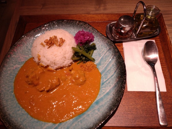 「チキンカリー　１１３０円」@恋とスパイス 新宿中村屋の写真