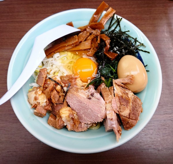 「まぜそば＋生玉子」@ラーメン 吉田屋 門前仲町店の写真