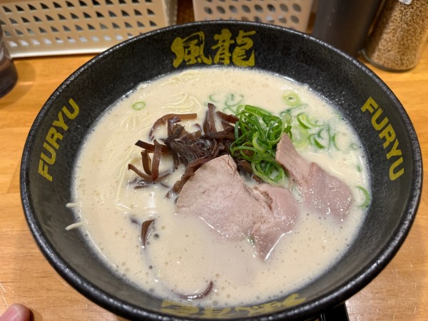 「とんこつラーメン」@とんこつラーメン 博多風龍 新橋店の写真
