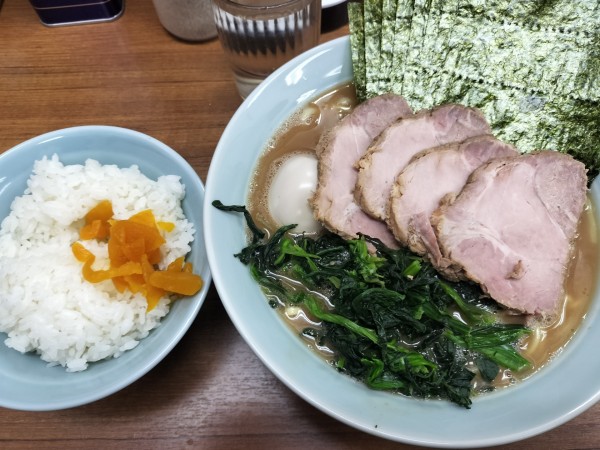 「極ラーメン中 サービスライス」@横浜ラーメン 武蔵家 北千住店の写真