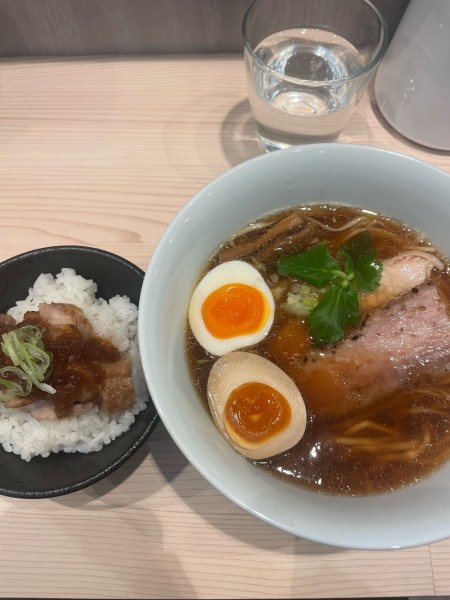 「醤油らーめん味玉豚チャーシューご飯」@らーめん藁の写真
