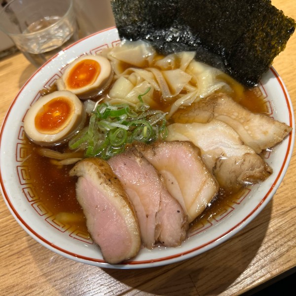 「肉そば醤油（肉おまかせ）（極太手揉み麺）＋自家製煮卵＋海苔＋ワン」@超多加水自家製手揉み麺 きたかた食堂の写真