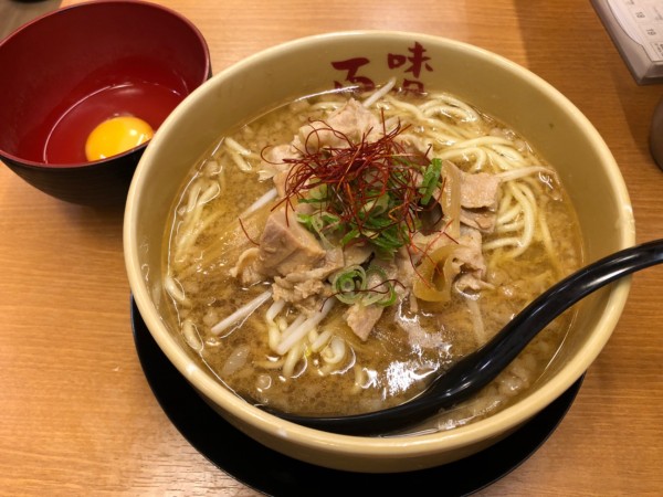 「赤みそラーメン 930円＋クーポン生卵」@味噌ラーメン 百庵 西新宿店の写真