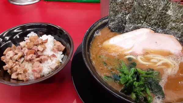 「ラーメン　半チャーシューまぶし」@IEKEI_TOKYO 王道家直系の写真