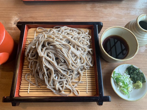 「ざるそば大盛り 1200円」@東京庵 香山店の写真