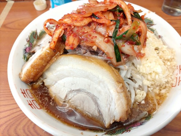 「ラーメン（麺少なめニンニクマシヤサイアブラ）＋タマネギキムチ」@ラーメン二郎 亀戸店の写真