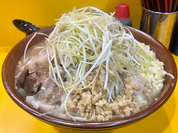 「大ラーメン 麺増し750g しょうが ねぎ」@ラーメン二郎 八王子野猿街道店2の写真