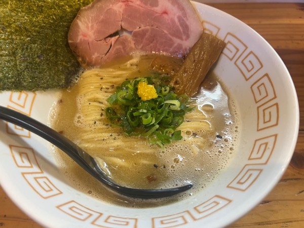 「にぼ鶏しょうゆらーめん(1050円)」@極麺 青二犀の写真