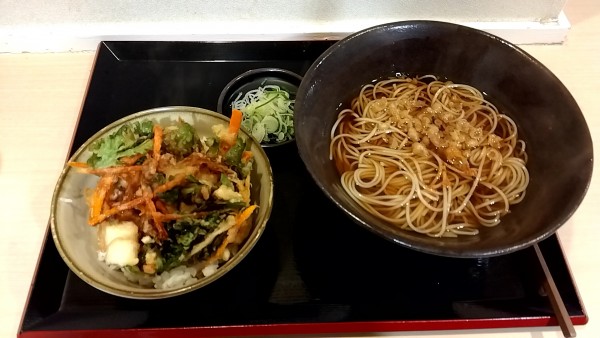「かけ（小柱と春菊のかきあげ丼セット）（８５０円）」@ゆで太郎 三田3丁目店の写真