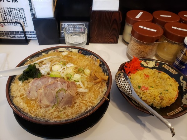 「半チャーハンセット 大盛 1080円」@北海道らーめんみそ熊 神奈川綱島店の写真