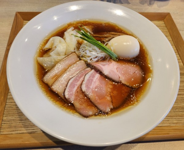 「特製中華蕎麦〈醤油〉ワンタン2ケ」@宍道湖しじみ中華蕎麦 琥珀 東京本店の写真