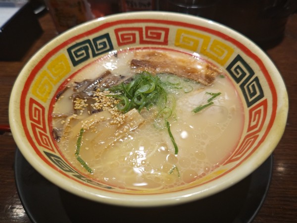 「東京とんこつじゃんがら角肉入り+替え玉」@東京じゃんがら ecute上野店の写真