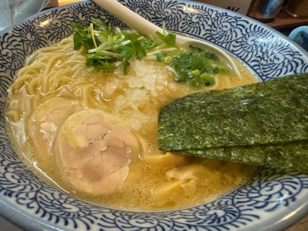 「鶏骨醤油」@濃厚鶏白湯らーめん 麺屋一楽の写真