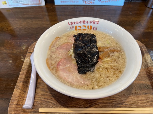 「背脂中華そば」@しあわせ中華そば食堂 にこりの写真