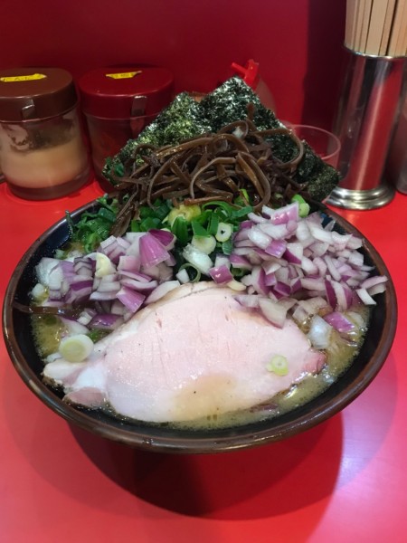 「ラーメン＋中盛り＋九条ネギ＋むらさきたまねぎW 1,000円」@どんとこい家の写真