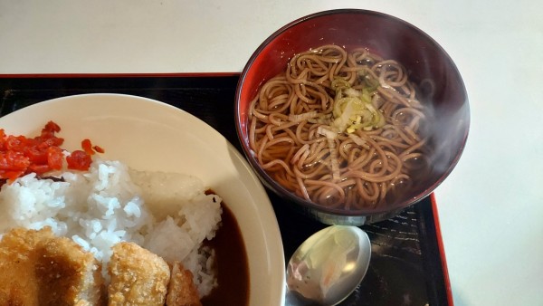 「カツカレー定食のミニ蕎麦 900円」@そば・うどん たぬきの写真