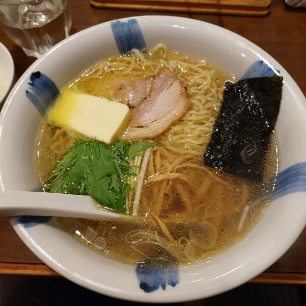 「塩ラーメン＋バター＋サービス半ライス」@ラーメン食堂 粋な一生の写真