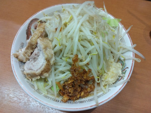 「味噌山1000円、ニンニク野菜アレ」@ラーメン豚山 大塚店の写真