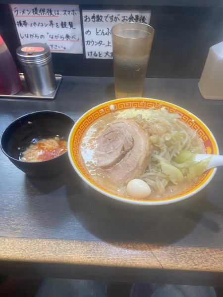 「ラーメン少なめ豚一枚、ニンニク、アブラ（880円）」@えどもんどの写真