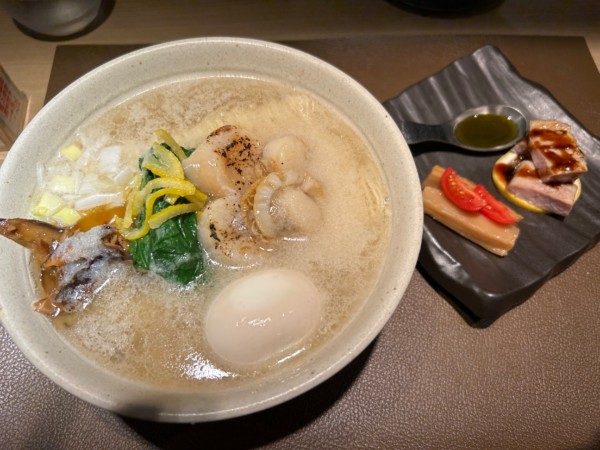 「玉子入りほたて塩そば1100円➕大盛100円」@Tokyo Style Noodle ほたて日和の写真