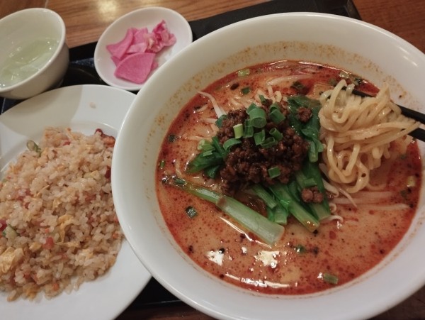 「ランチ 担々麺＋半チャーハン(990)」@中国郷土料理 錦里の写真