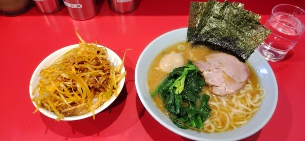 「ラーメン（並）+味玉、ピリ辛ネギチャーシュー丼」@横浜家系ラーメン 黄金家の写真