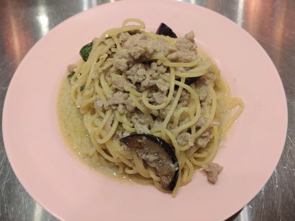 「グリーンカレーのクリームパスタ　９７９円」@タイ屋台999 日比谷グルメゾン店の写真