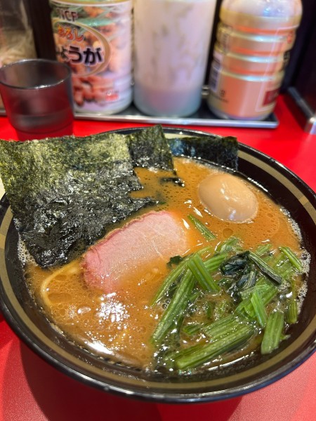 「ラーメン＋味玉、無料ライス」@家系ラーメン 王道乃印 柏店の写真