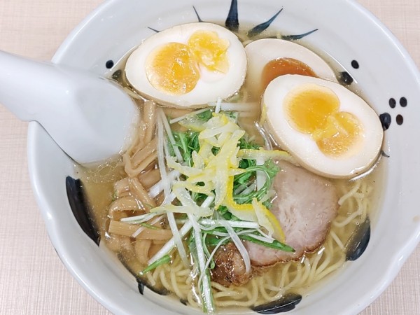 「柚子切り塩らーめん＋縁たま」@与ろゐ屋の写真