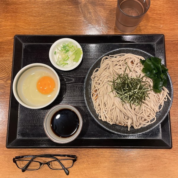 「ざるそば（細麺）＋生卵」@嵯峨谷 神保町店の写真