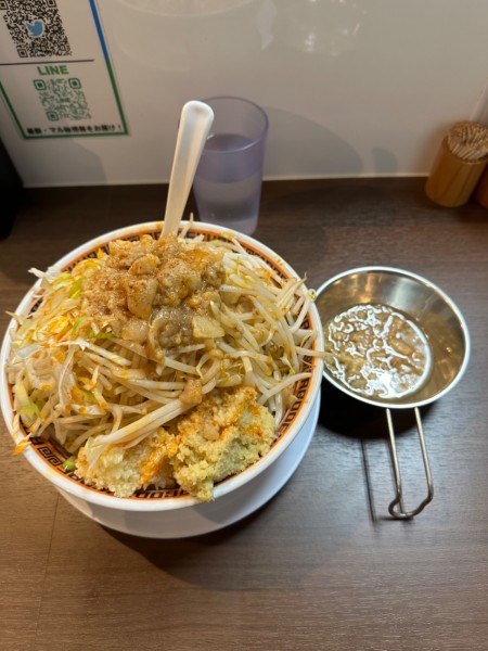 「担々麺汁なし全マシお腹空いてます生姜」@顎で喰らえ ラウンドワン草加店の写真