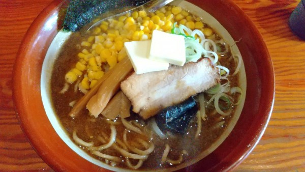 「大盛にぼし味噌らーめん+バター+ライス+コーン（Xクーポン）」@究極のにぼし味噌らーめん 人間ばんざいの写真