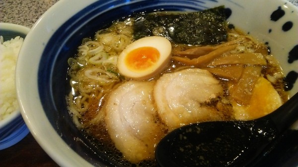 「こく旨らーめん 醤油 890円＋小ライス 150円」@らーめん直久 新木場店の写真