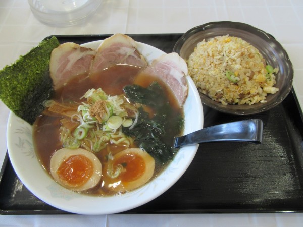 「特製煮干しらーめん（１１００円）＋ミニチャーハン３００円」@つけ麺 郷の写真