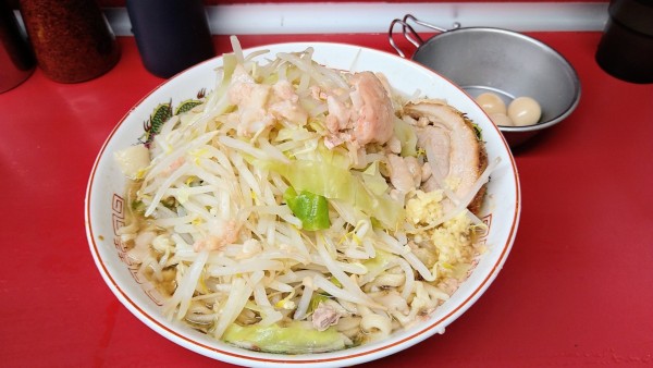 「ラーメン(ニンニク少なめ・アブラ)＋うずら」@ラーメン二郎 湘南藤沢店の写真