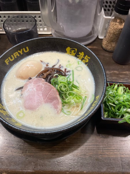 「とんこつラーメン　ネギ　味玉」@とんこつラーメン博多風龍 上野店の写真