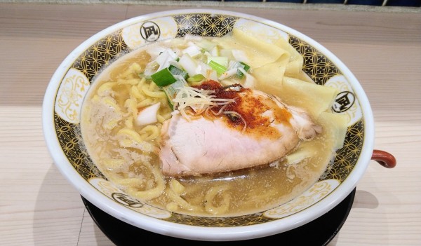 「凄い！煮干しらー麺」@鮨とラーメン うおがしや 鶴屋町店の写真