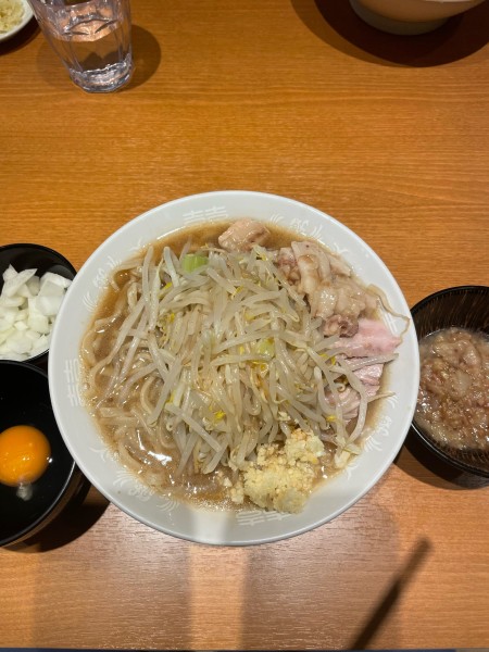 「小ラーメン豚1枚　生卵　特製油ダレ　玉葱」@麺屋 長次郎の写真