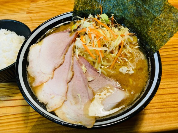 「中盛チャーシューメン(濃いめ)＋ライス」@横横家 仙台店の写真