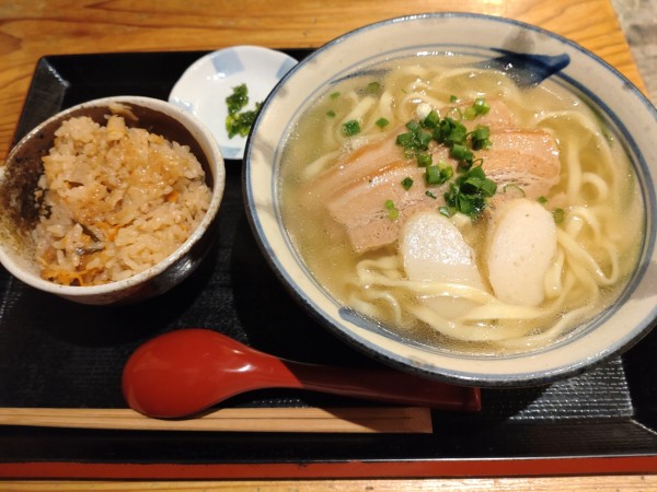 「沖縄そばセット　１１８０円　※」@沖縄家庭料理 琉球市場 やちむんの写真