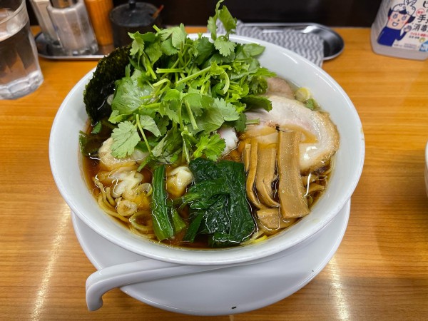 「わんたん醤油中華そば +パクチー」@中華そば 半ざわの写真