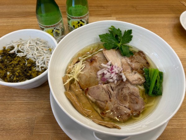 「煮豚と手揉み麺の塩そば1050円+しらす高菜ご飯200円」@中華そば きなりの写真