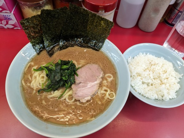 「ラーメン中盛りライス付き」@横浜ラーメン 武蔵家 大宮店の写真