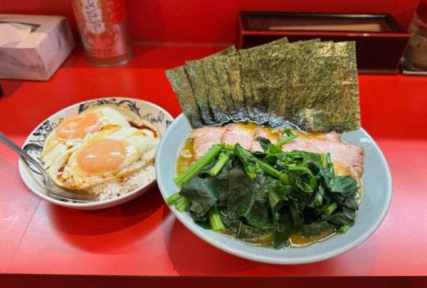 「チャーシュー麺、海苔、ほうれん草、目玉焼丼」@横浜家系ラーメン 黄金家 鴨居店の写真
