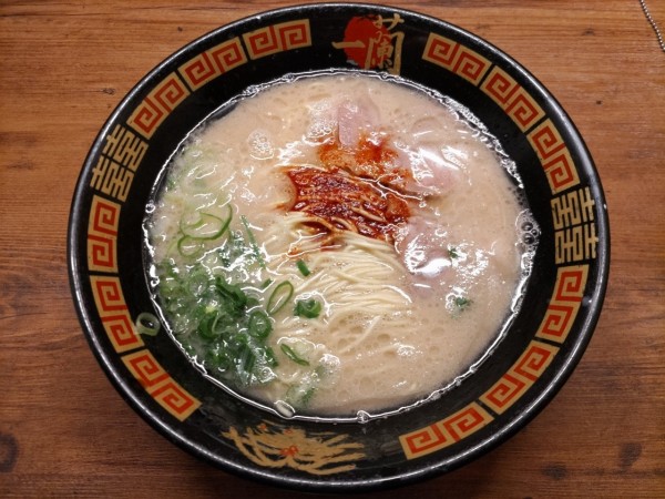 「天然とんこつラーメン・こってり・赤い秘伝のたれ2倍+替玉」@一蘭 新橋店の写真